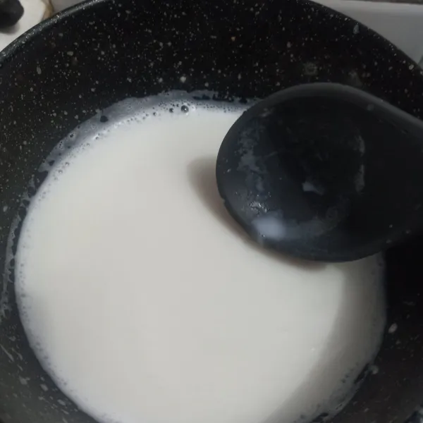 Panaskan susu cair lalu tuang dengan gula jawa.
