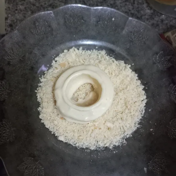 Gulingkan pada tepung panir, celupkan lagi pada larutan tepung dan gulingkan kembali pada tepung panir.