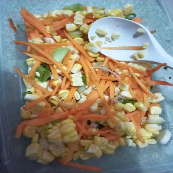 Campur wortel, jagung dan daun bawang.