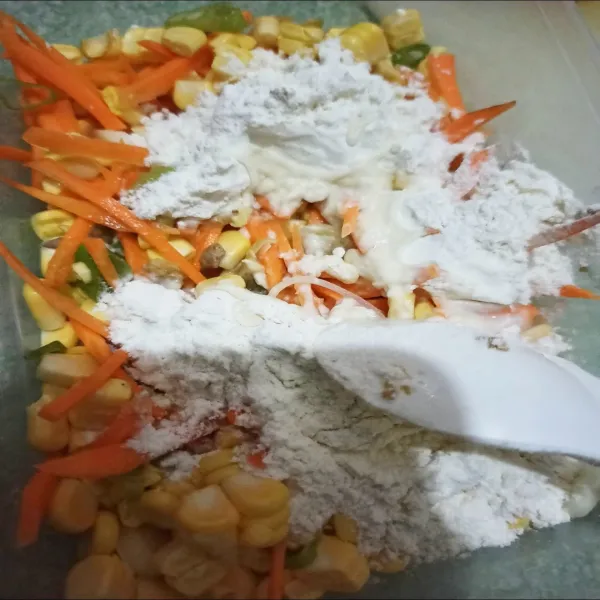 Beri tepung terigu, lada bubuk, kaldu jamur dan garam.