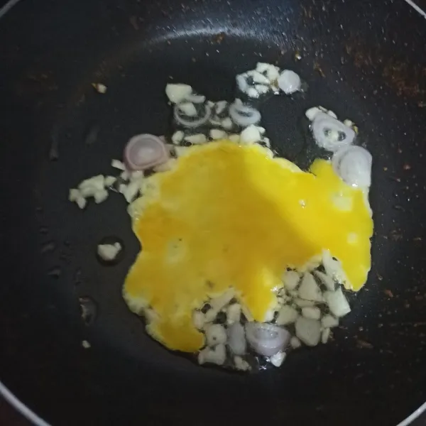 Masukkan telur, orak-arik hingga telur matang.