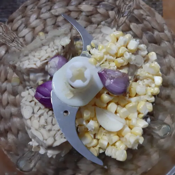 Tambahkan aneka bawang dan telur, lalu haluskan.