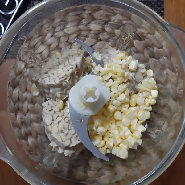 Masukkan jagung dan tempe dalam wadah blender.