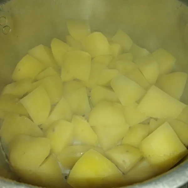 Siapkan kentang, kupas lalu potong-potong, cuci bersih kemudian kukus hingga empuk, kemudian angkat.