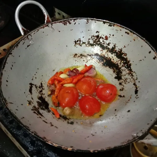 Membuat sambal tomat : cuci bersih semua bahan sambal tomat, kemudian goreng hingga matang.