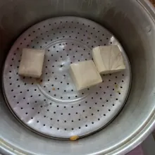 Kukus tahu putih selama 15 menit.
