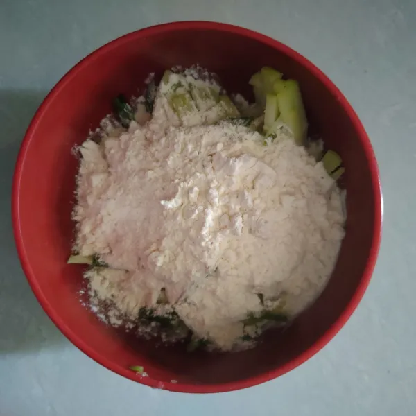 Campurkan labu siam, kucai, dan bumbui. Tambahkan air hingga mengental.