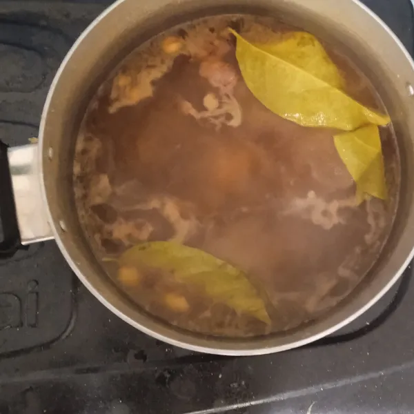 Tuangkan air kelapa.