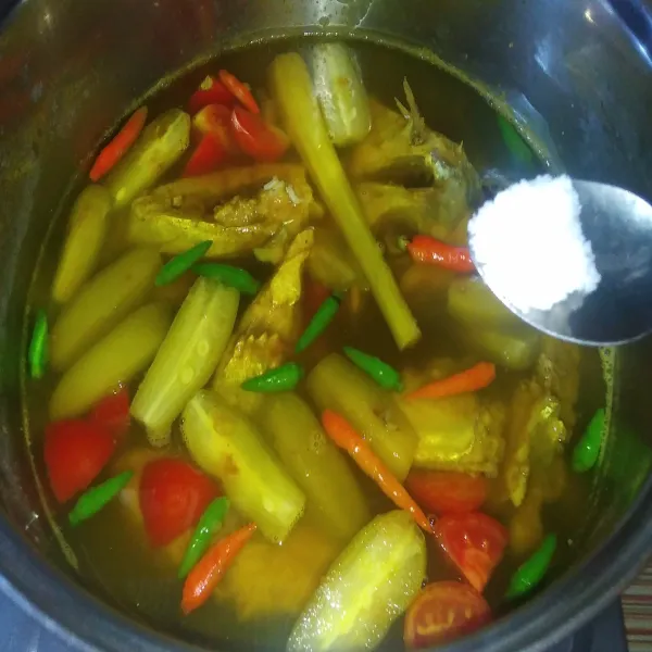 Tambahkan garam, merica,kaldu bubuk, penyedap dan masak hingga belimbing wuluh layu. Koreksi rasa. Matikan api. Angkat dan sajikan selagi hangat.