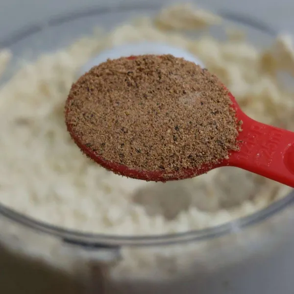 Tambahkan telur dan bahan bubuk, kemudian blender lagi.