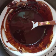 Lelehkan margarin dan DCC, kemudian aduk merata, sisihkan terlebih dahulu.