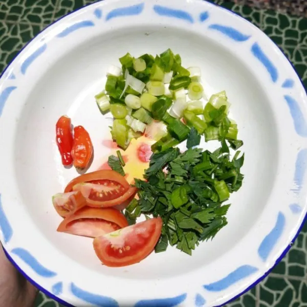 Siapkan tomat, seledri, dan daun bawang.