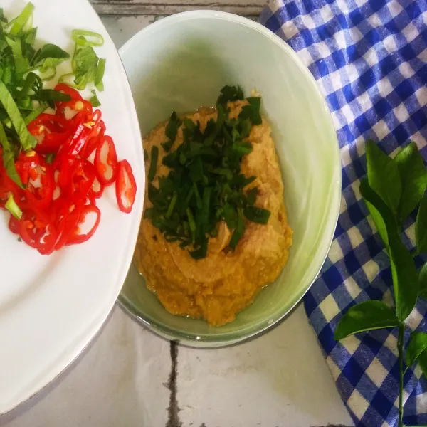 Tuang tempe yang telah dihaluskan dalam mangkuk, Tambahkan tepung terigu, cabai iris, daun bawang iris, dan daun seledri iris. Aduk hingga tercampur rata.