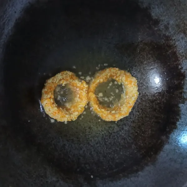 Panaskan minyak, goreng hingga keemasan.