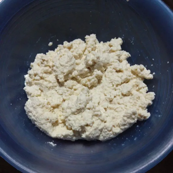Haluskan tahu putih.