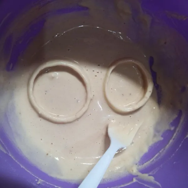 Campur bahan basah jadi satu, perlahan masukkan airnya ya. Tidak encer dan tidak kental. Kemudian masukkan bawang bombay.