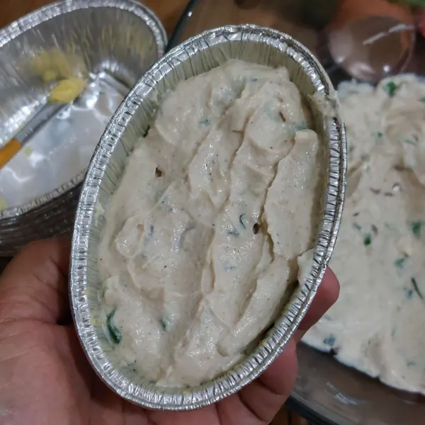 Olesi mangkuk alumunium foil dengan margarin, lalu masukkan adonan.