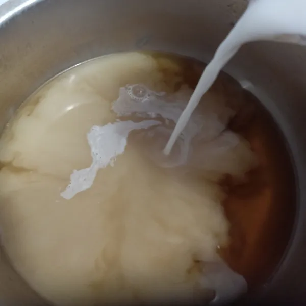 Tuang susu evaporasi ke dalam teh, aduk rata.