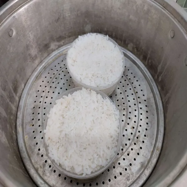 Kukus selama 15-20 menit hingga nasi lembut, kemudian keluarkan dari kukusan. Lalu sajikan di atas piring saji.