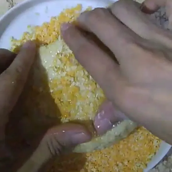 Balur dan lumuri katsu dengan tepung panir hingga rata.