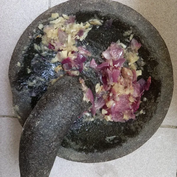 Haluskan bumbu halus.
