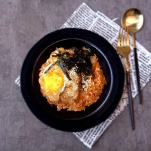 Salin nasi pada piring, tambahkan pelengkap telur ceplok, wijen dan nori.