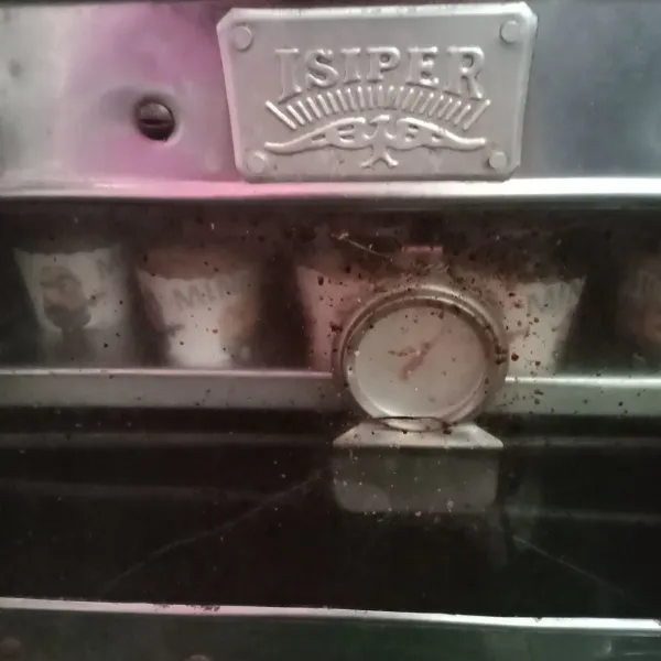 Panaskan oven, panggang muffin disuhu 170-200 C selama 20-25 menit (sesuaikan dengan oven masing-masing)..