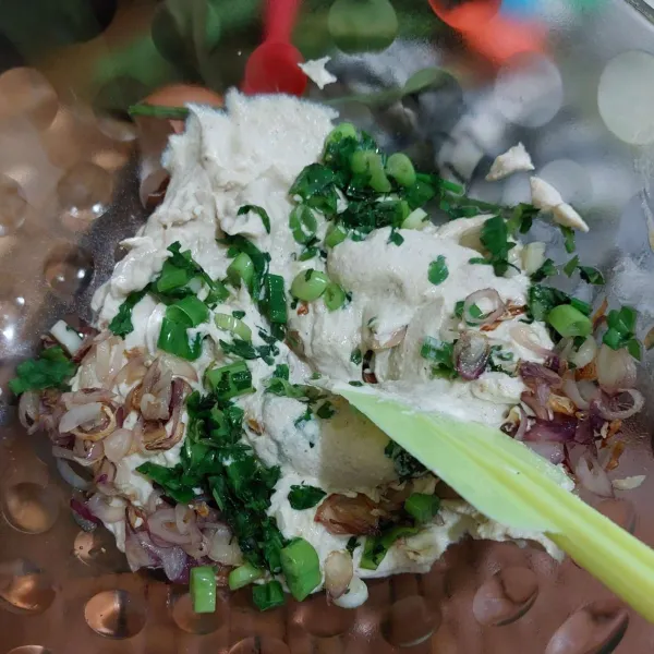 Pindahkan ke mangkuk besar, tambahkan bumbu iris, lalu aduk rata.