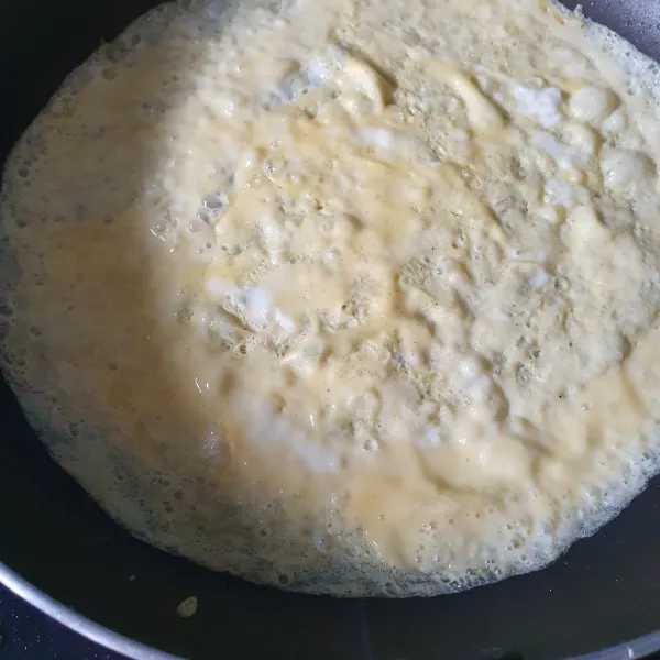 Buat kulit : kocok telur bersama garam dan lada bubuk, lalu dadar tipis di atas teflon.