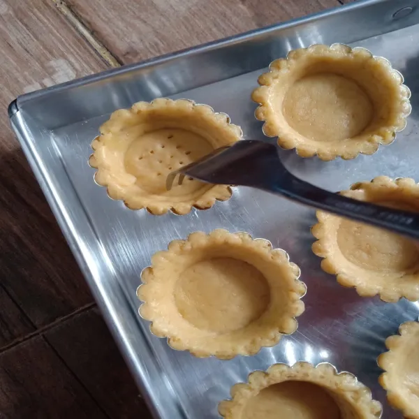 Ambil cetakan pie yang sudah di olesi margarin, cetak memenuhi cetakan. Lalu tusuk-tusuk dengan garpu dan panggang di suhu 175'C selama 45 menit sesuaikan dengan oven masing-masing.