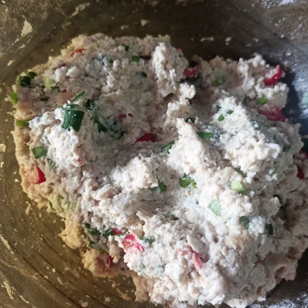 Aduk sampai adonan tercampur rata dan mudah dibentuk.