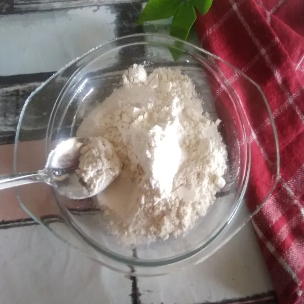 Campur tepung terigu dan tepung beras dalam satu wadah.