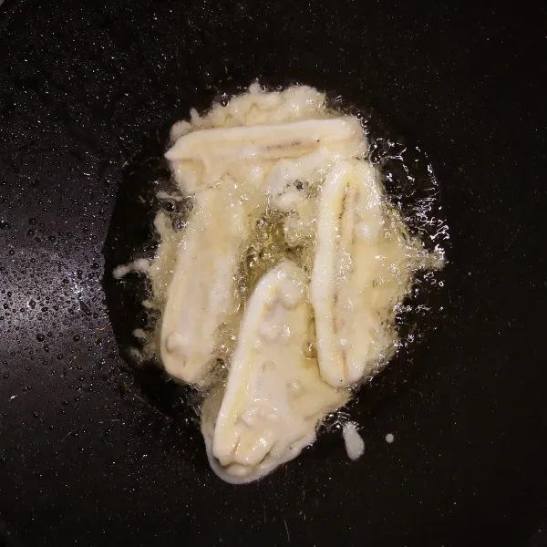 Kemudian goreng pisangnya hingga matang.