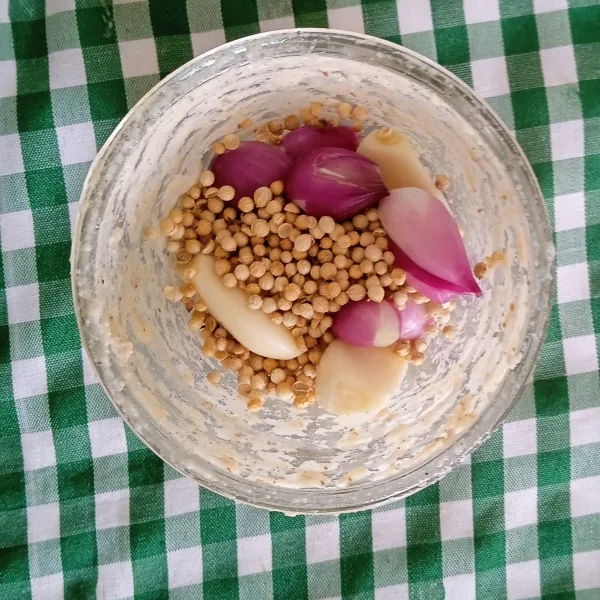 Blender bumbu halus hingga lembut.