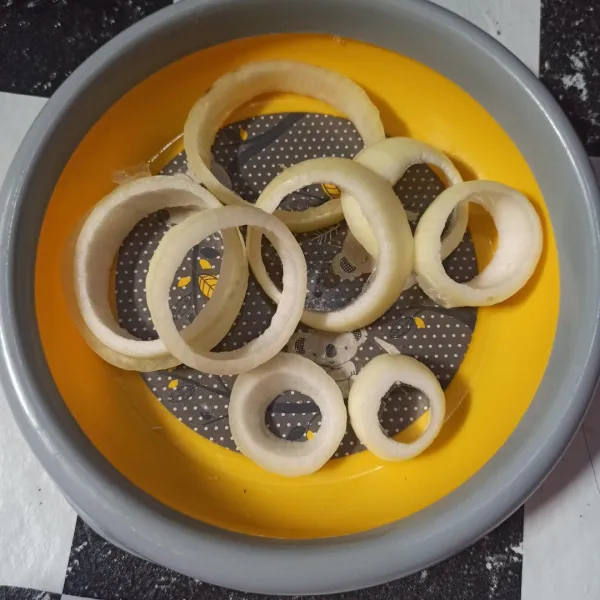 Iris bawang bombay, kemudian pisahkan.