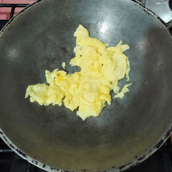 Buat telur orak-arik lalu sisihkan.