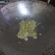 Panaskan minyak, tumis bawang putih dan bawang bombay hingga harum.