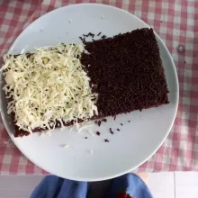 Setelah matang dan dingin, keluarkan brownies dari loyang. Campurkan margarin dan krimer kental manis, olesi merata ke atas brownies, lalu taburi keju dan meses. Kemudian sajikan.