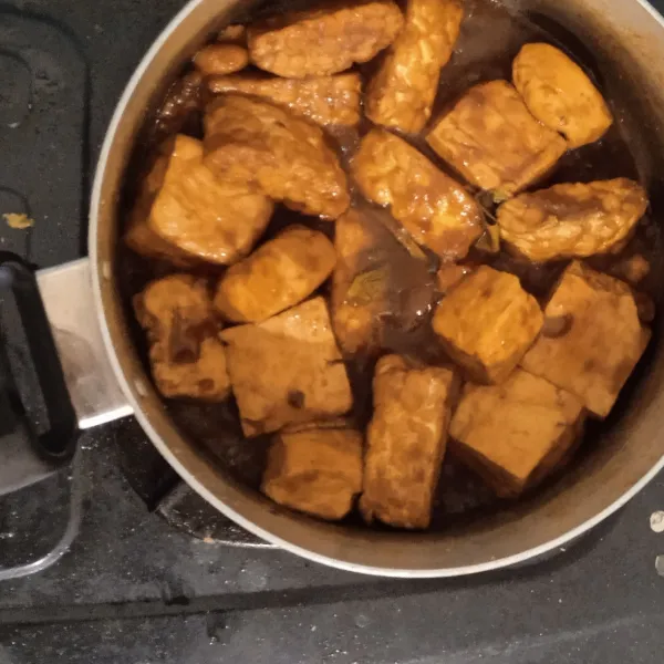 Ungkep dengan api kecil hingga bumbu meresap dan air menyusut.