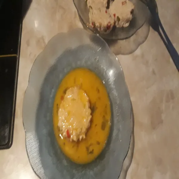 Celupkan ke dalam telur yang sudah di kocok.