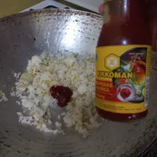 Tambahkan garam, kaldu jamur, saus gochujang dan saus pedas, aduk rata dan masak hingga matang, sisihkan.