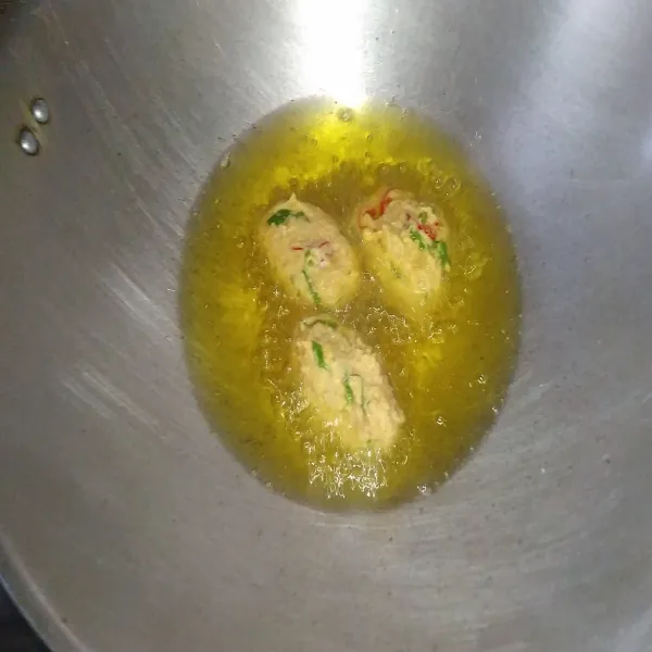 Panaskan minyak, bentuk adonan tempe sesuai selera. Kemudian masukkan dalam minyak yang sudah panas. Goreng hingga matang berwarna kuning kecokelatan, lalu angkat dan tiriskan.