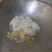 Masukkan nasi pada wajan, aduk rata.