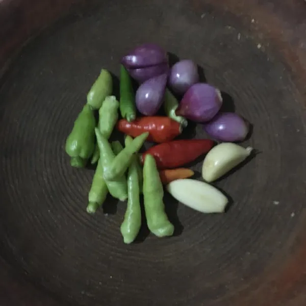 Siapkan cabai rawit, bawang merah, dan bawang putih.