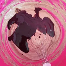 Tuang lelehan cokelat DCC, margarin, dan tambahkan krimer kental manis, aduk sampai rata menggunakan spatula.