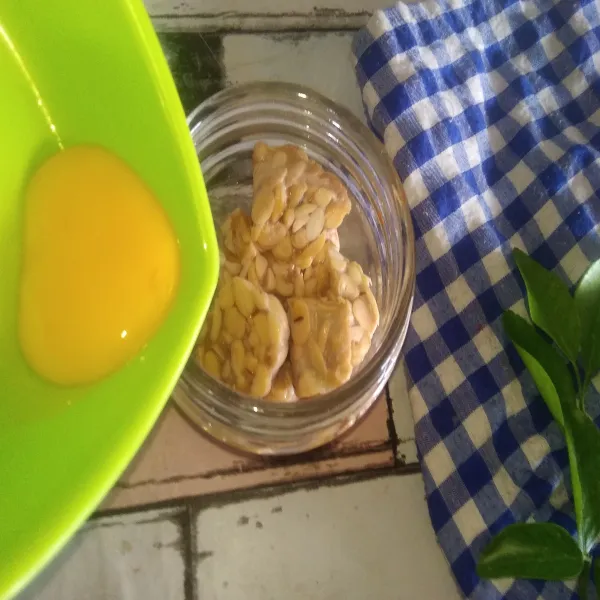 Haluskan tempe kukus dalam food processor bersama telur, garam, merica bubuk, dan gula pasir.