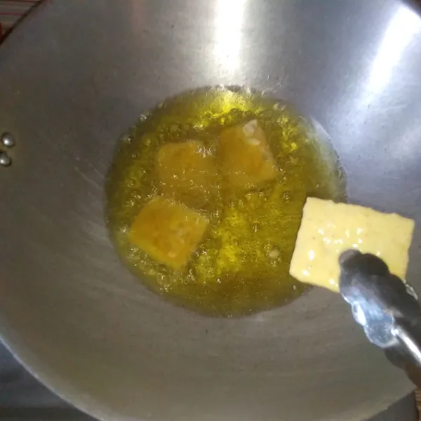 Masukkan tempe ke dalam wajan berisi minyak yang sudah dipanaskan terlebih dahulu, goreng hingga matang dan benar-benar kering. Kemudian angkat, lalu tiriskan dan sajikan.