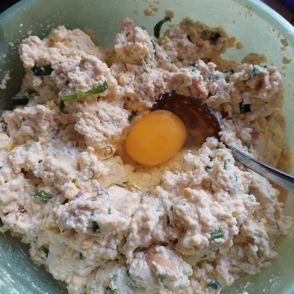 Tambahkan daun bawang dan telur, aduk rata, sisihkan.