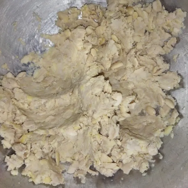 Kemudian angkat dan ulek tempe yang sudah di kukus, ulek hingga hancur.