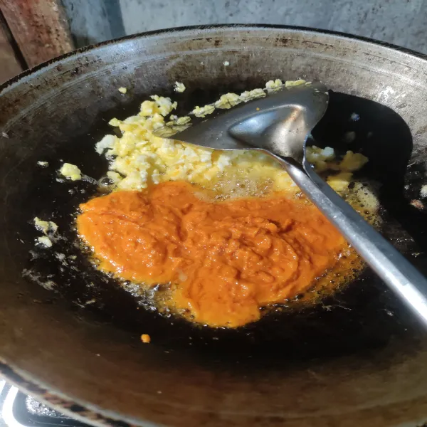 Panaskan minyak, pecahkan telur dan masak setengah kering kemudian tumis bumbu halus hingga harum dan tanak